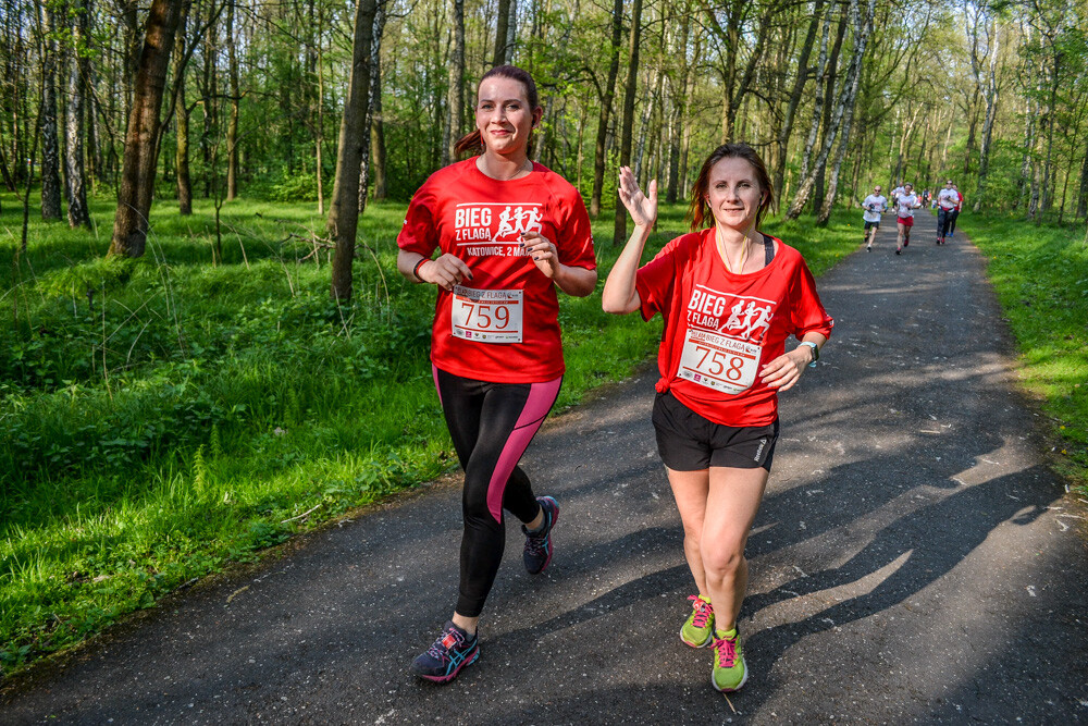 Około tysiąc osób wzięło udział w kolejnej edycji Biegu z Flagą na terenie Doliny Trzech Stawów w Katowicach. Biegacze i zawodnicy nordic walking w białych i czerwonych koszulkach ułożyli wspólnie długą na około sto metrów żywą flagę. Mamy zdjęcia!