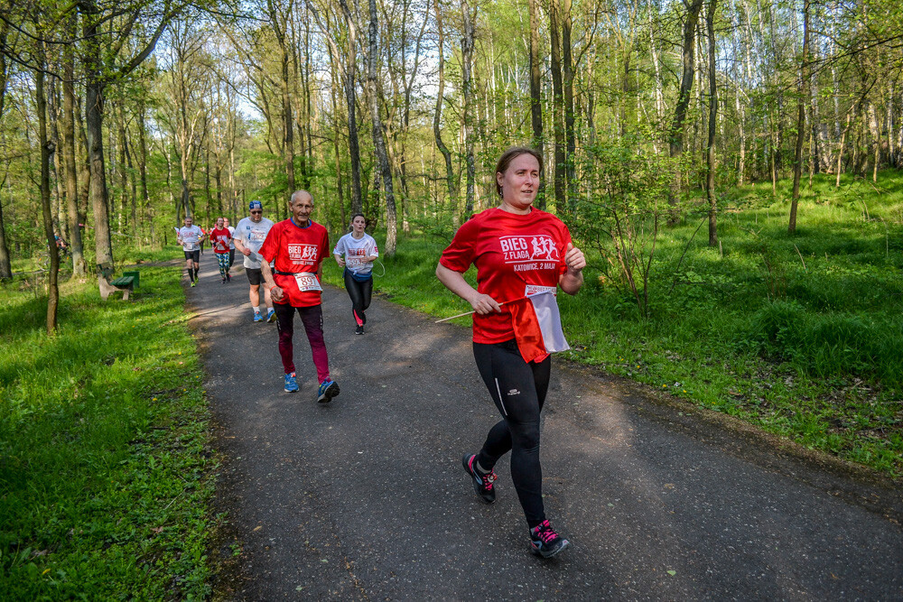 Około tysiąc osób wzięło udział w kolejnej edycji Biegu z Flagą na terenie Doliny Trzech Stawów w Katowicach. Biegacze i zawodnicy nordic walking w białych i czerwonych koszulkach ułożyli wspólnie długą na około sto metrów żywą flagę. Mamy zdjęcia!