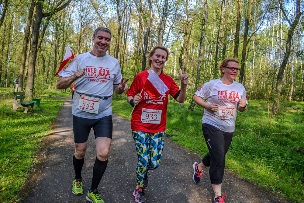 Około tysiąc osób wzięło udział w kolejnej edycji Biegu z Flagą na terenie Doliny Trzech Stawów w Katowicach. Biegacze i zawodnicy nordic walking w białych i czerwonych koszulkach ułożyli wspólnie długą na około sto metrów żywą flagę. Mamy zdjęcia!