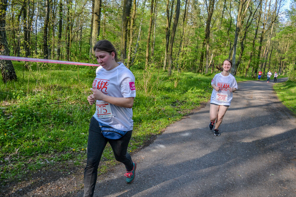 Około tysiąc osób wzięło udział w kolejnej edycji Biegu z Flagą na terenie Doliny Trzech Stawów w Katowicach. Biegacze i zawodnicy nordic walking w białych i czerwonych koszulkach ułożyli wspólnie długą na około sto metrów żywą flagę. Mamy zdjęcia!