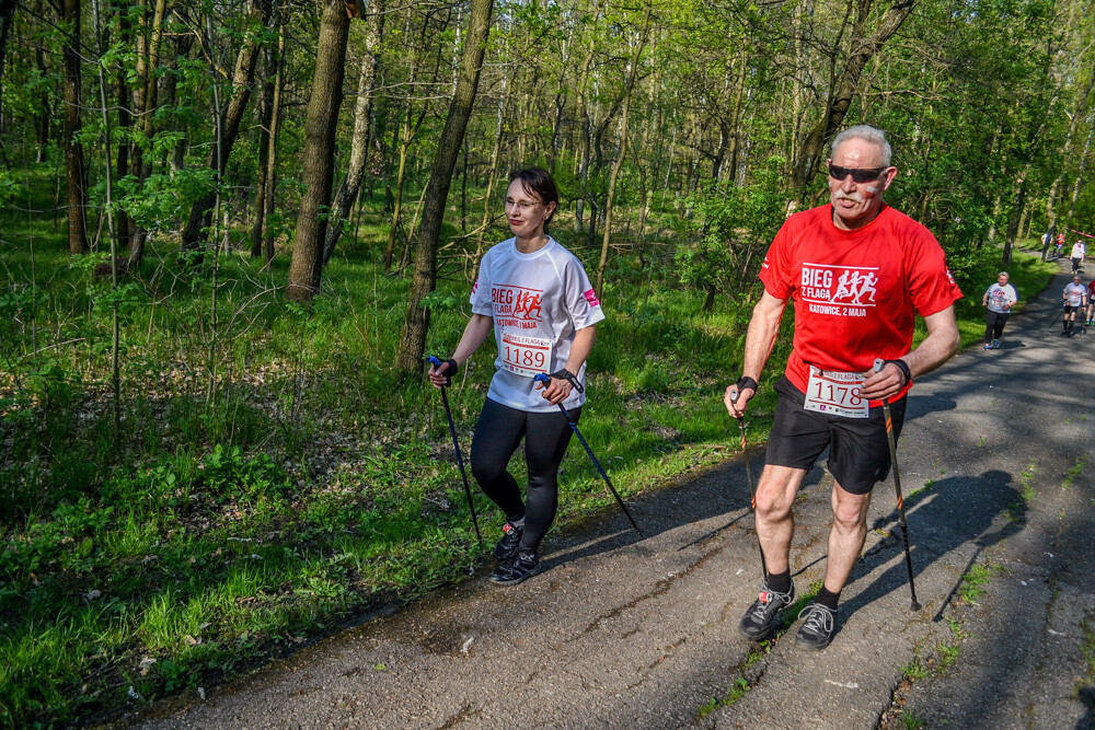 Około tysiąc osób wzięło udział w kolejnej edycji Biegu z Flagą na terenie Doliny Trzech Stawów w Katowicach. Biegacze i zawodnicy nordic walking w białych i czerwonych koszulkach ułożyli wspólnie długą na około sto metrów żywą flagę. Mamy zdjęcia!