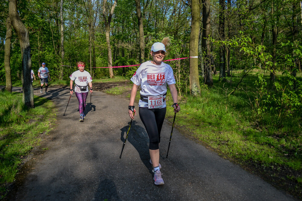 Około tysiąc osób wzięło udział w kolejnej edycji Biegu z Flagą na terenie Doliny Trzech Stawów w Katowicach. Biegacze i zawodnicy nordic walking w białych i czerwonych koszulkach ułożyli wspólnie długą na około sto metrów żywą flagę. Mamy zdjęcia!
