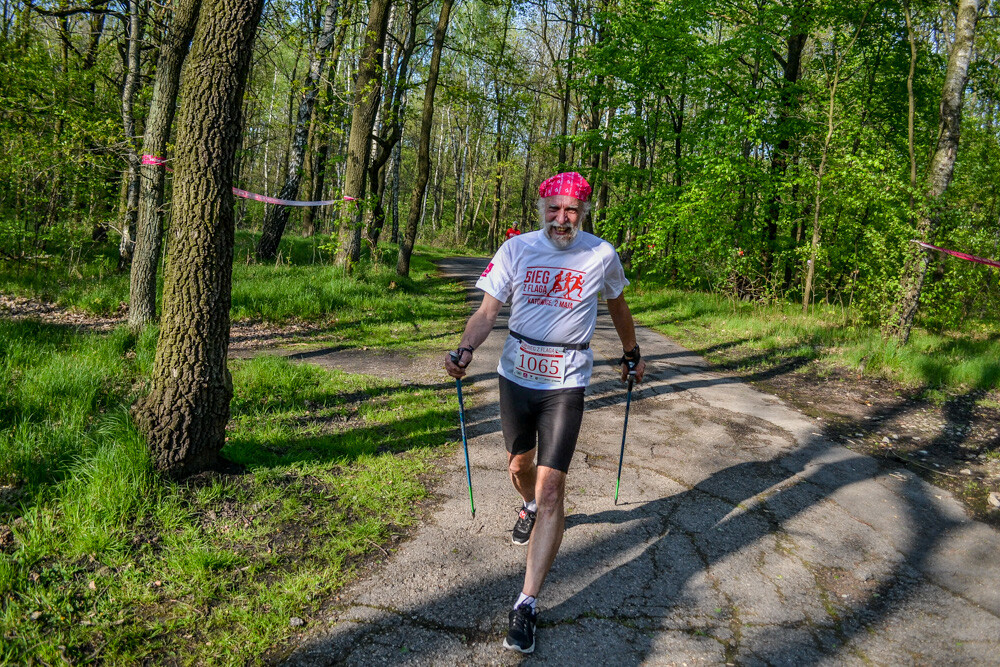 Około tysiąc osób wzięło udział w kolejnej edycji Biegu z Flagą na terenie Doliny Trzech Stawów w Katowicach. Biegacze i zawodnicy nordic walking w białych i czerwonych koszulkach ułożyli wspólnie długą na około sto metrów żywą flagę. Mamy zdjęcia!