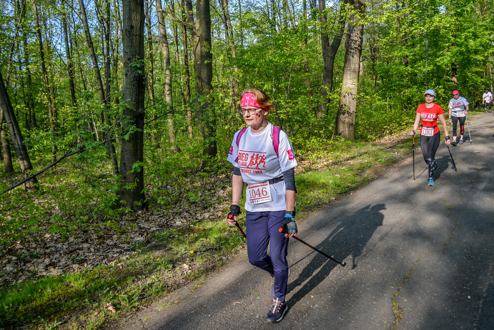Około tysiąc osób wzięło udział w kolejnej edycji Biegu z Flagą na terenie Doliny Trzech Stawów w Katowicach. Biegacze i zawodnicy nordic walking w białych i czerwonych koszulkach ułożyli wspólnie długą na około sto metrów żywą flagę. Mamy zdjęcia!