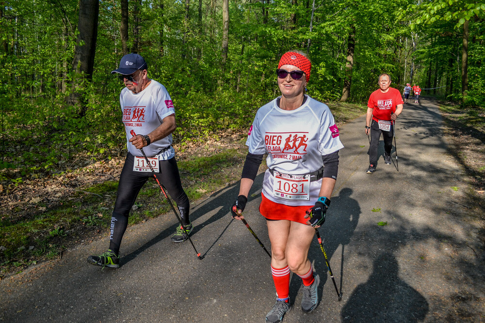 Około tysiąc osób wzięło udział w kolejnej edycji Biegu z Flagą na terenie Doliny Trzech Stawów w Katowicach. Biegacze i zawodnicy nordic walking w białych i czerwonych koszulkach ułożyli wspólnie długą na około sto metrów żywą flagę. Mamy zdjęcia!