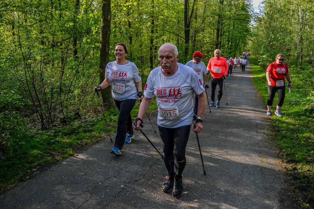 Około tysiąc osób wzięło udział w kolejnej edycji Biegu z Flagą na terenie Doliny Trzech Stawów w Katowicach. Biegacze i zawodnicy nordic walking w białych i czerwonych koszulkach ułożyli wspólnie długą na około sto metrów żywą flagę. Mamy zdjęcia!