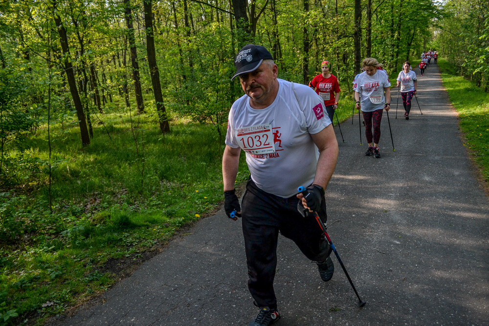 Około tysiąc osób wzięło udział w kolejnej edycji Biegu z Flagą na terenie Doliny Trzech Stawów w Katowicach. Biegacze i zawodnicy nordic walking w białych i czerwonych koszulkach ułożyli wspólnie długą na około sto metrów żywą flagę. Mamy zdjęcia!