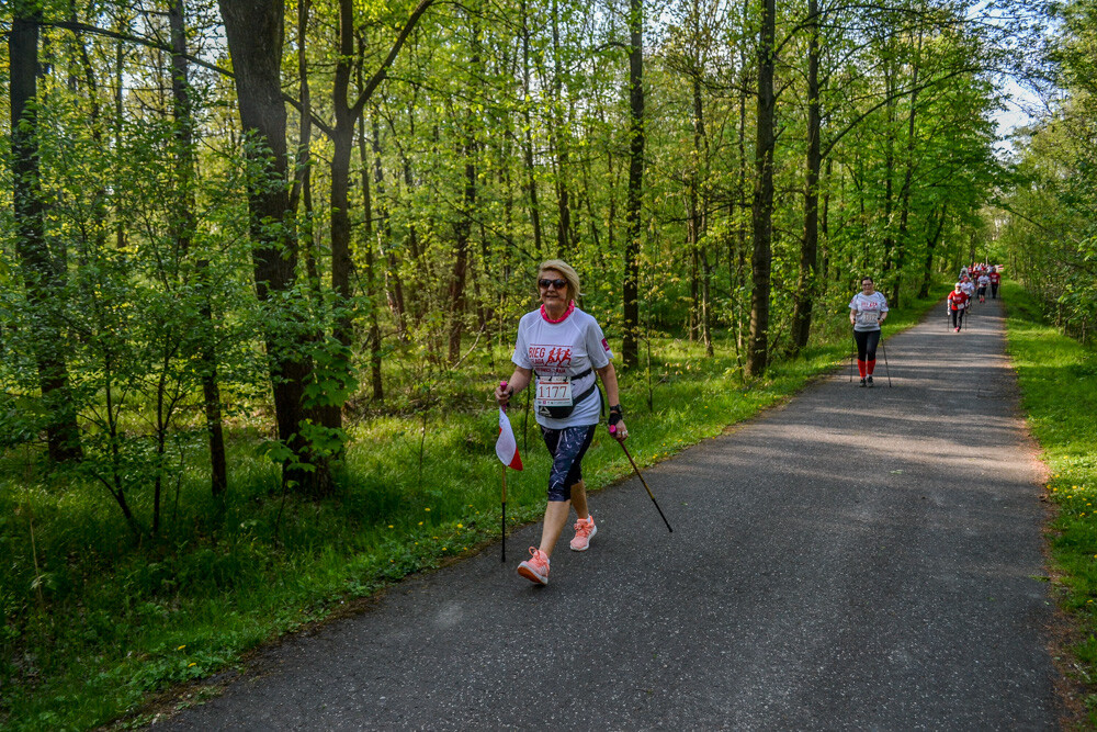 Około tysiąc osób wzięło udział w kolejnej edycji Biegu z Flagą na terenie Doliny Trzech Stawów w Katowicach. Biegacze i zawodnicy nordic walking w białych i czerwonych koszulkach ułożyli wspólnie długą na około sto metrów żywą flagę. Mamy zdjęcia!