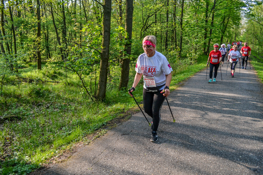 Około tysiąc osób wzięło udział w kolejnej edycji Biegu z Flagą na terenie Doliny Trzech Stawów w Katowicach. Biegacze i zawodnicy nordic walking w białych i czerwonych koszulkach ułożyli wspólnie długą na około sto metrów żywą flagę. Mamy zdjęcia!