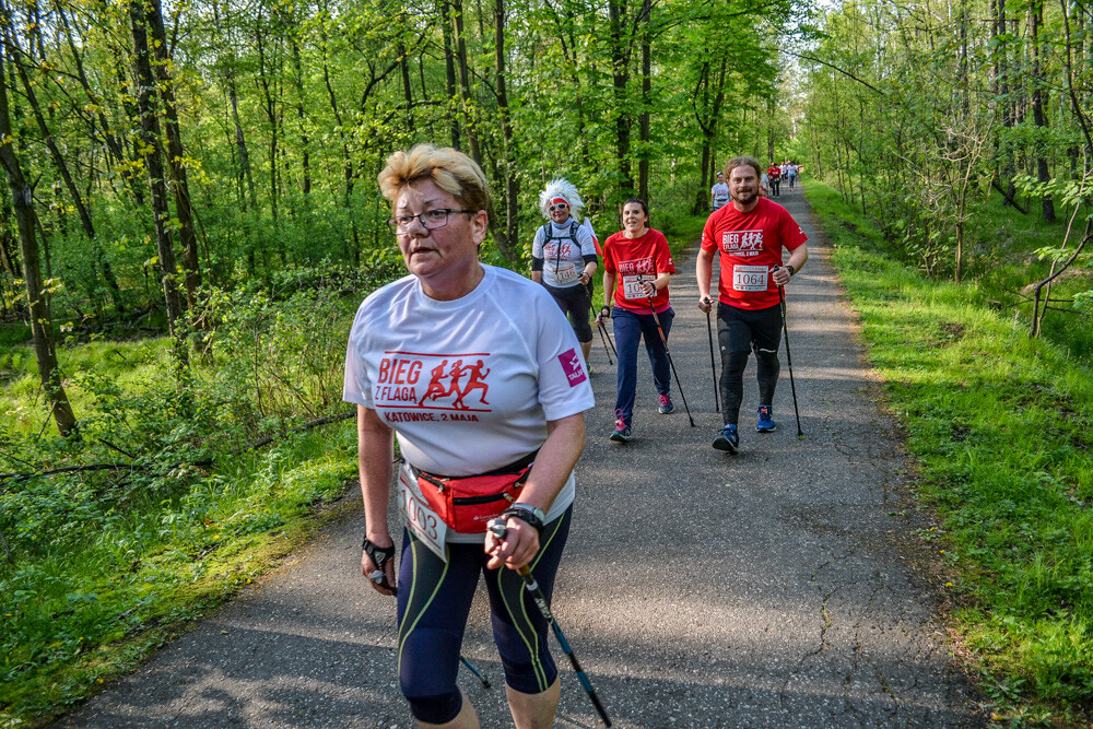 Około tysiąc osób wzięło udział w kolejnej edycji Biegu z Flagą na terenie Doliny Trzech Stawów w Katowicach. Biegacze i zawodnicy nordic walking w białych i czerwonych koszulkach ułożyli wspólnie długą na około sto metrów żywą flagę. Mamy zdjęcia!