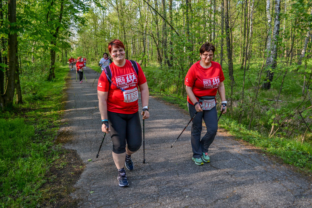 Około tysiąc osób wzięło udział w kolejnej edycji Biegu z Flagą na terenie Doliny Trzech Stawów w Katowicach. Biegacze i zawodnicy nordic walking w białych i czerwonych koszulkach ułożyli wspólnie długą na około sto metrów żywą flagę. Mamy zdjęcia!