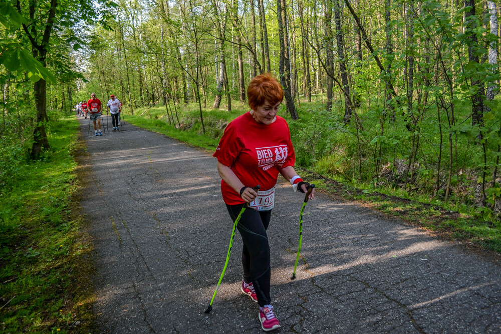 Około tysiąc osób wzięło udział w kolejnej edycji Biegu z Flagą na terenie Doliny Trzech Stawów w Katowicach. Biegacze i zawodnicy nordic walking w białych i czerwonych koszulkach ułożyli wspólnie długą na około sto metrów żywą flagę. Mamy zdjęcia!