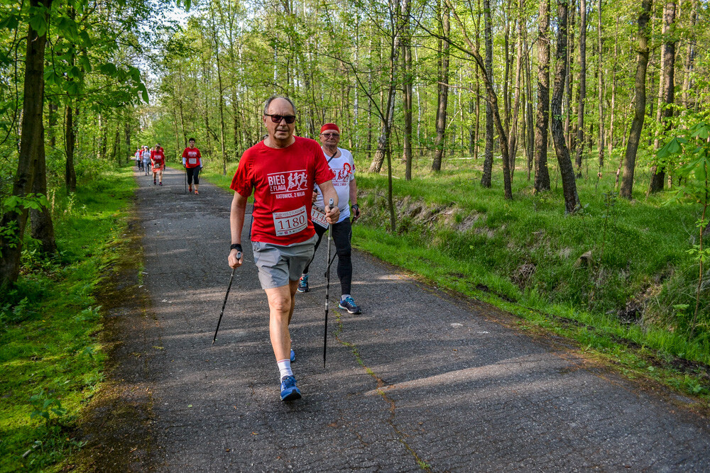 Około tysiąc osób wzięło udział w kolejnej edycji Biegu z Flagą na terenie Doliny Trzech Stawów w Katowicach. Biegacze i zawodnicy nordic walking w białych i czerwonych koszulkach ułożyli wspólnie długą na około sto metrów żywą flagę. Mamy zdjęcia!