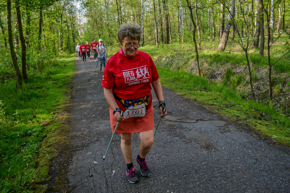 Około tysiąc osób wzięło udział w kolejnej edycji Biegu z Flagą na terenie Doliny Trzech Stawów w Katowicach. Biegacze i zawodnicy nordic walking w białych i czerwonych koszulkach ułożyli wspólnie długą na około sto metrów żywą flagę. Mamy zdjęcia!