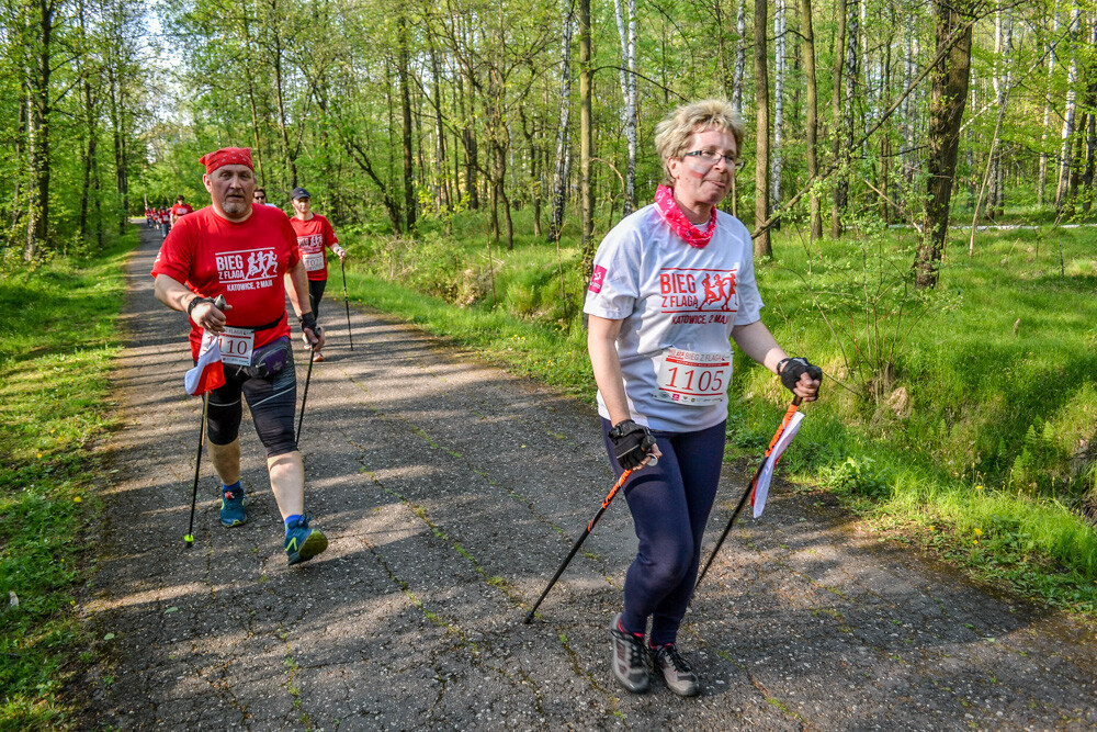Około tysiąc osób wzięło udział w kolejnej edycji Biegu z Flagą na terenie Doliny Trzech Stawów w Katowicach. Biegacze i zawodnicy nordic walking w białych i czerwonych koszulkach ułożyli wspólnie długą na około sto metrów żywą flagę. Mamy zdjęcia!