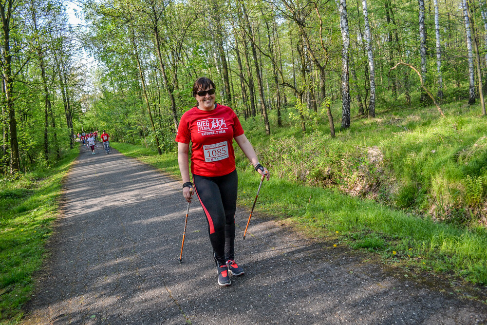 Około tysiąc osób wzięło udział w kolejnej edycji Biegu z Flagą na terenie Doliny Trzech Stawów w Katowicach. Biegacze i zawodnicy nordic walking w białych i czerwonych koszulkach ułożyli wspólnie długą na około sto metrów żywą flagę. Mamy zdjęcia!