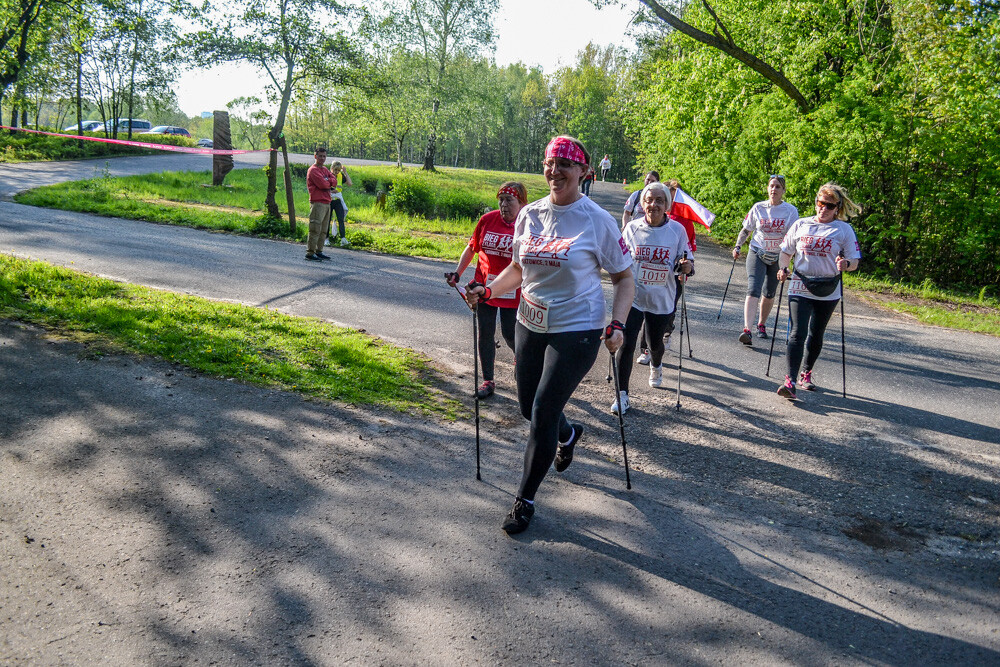 Około tysiąc osób wzięło udział w kolejnej edycji Biegu z Flagą na terenie Doliny Trzech Stawów w Katowicach. Biegacze i zawodnicy nordic walking w białych i czerwonych koszulkach ułożyli wspólnie długą na około sto metrów żywą flagę. Mamy zdjęcia!