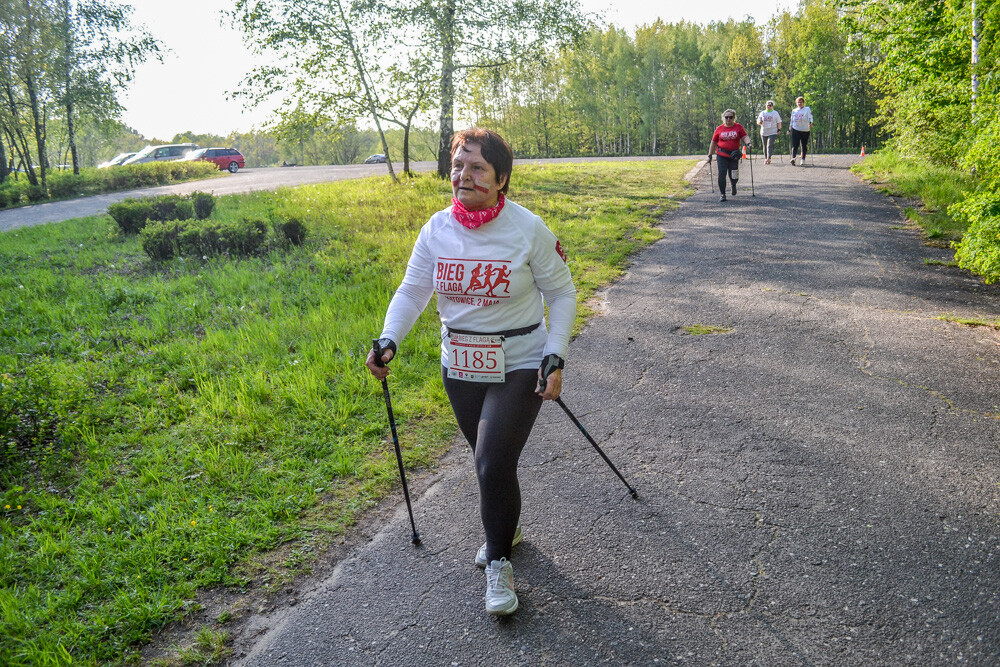 Około tysiąc osób wzięło udział w kolejnej edycji Biegu z Flagą na terenie Doliny Trzech Stawów w Katowicach. Biegacze i zawodnicy nordic walking w białych i czerwonych koszulkach ułożyli wspólnie długą na około sto metrów żywą flagę. Mamy zdjęcia!