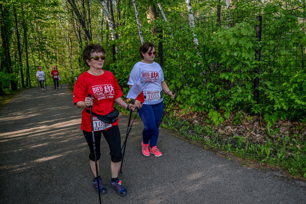Około tysiąc osób wzięło udział w kolejnej edycji Biegu z Flagą na terenie Doliny Trzech Stawów w Katowicach. Biegacze i zawodnicy nordic walking w białych i czerwonych koszulkach ułożyli wspólnie długą na około sto metrów żywą flagę. Mamy zdjęcia!