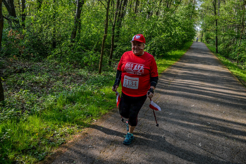 Około tysiąc osób wzięło udział w kolejnej edycji Biegu z Flagą na terenie Doliny Trzech Stawów w Katowicach. Biegacze i zawodnicy nordic walking w białych i czerwonych koszulkach ułożyli wspólnie długą na około sto metrów żywą flagę. Mamy zdjęcia!