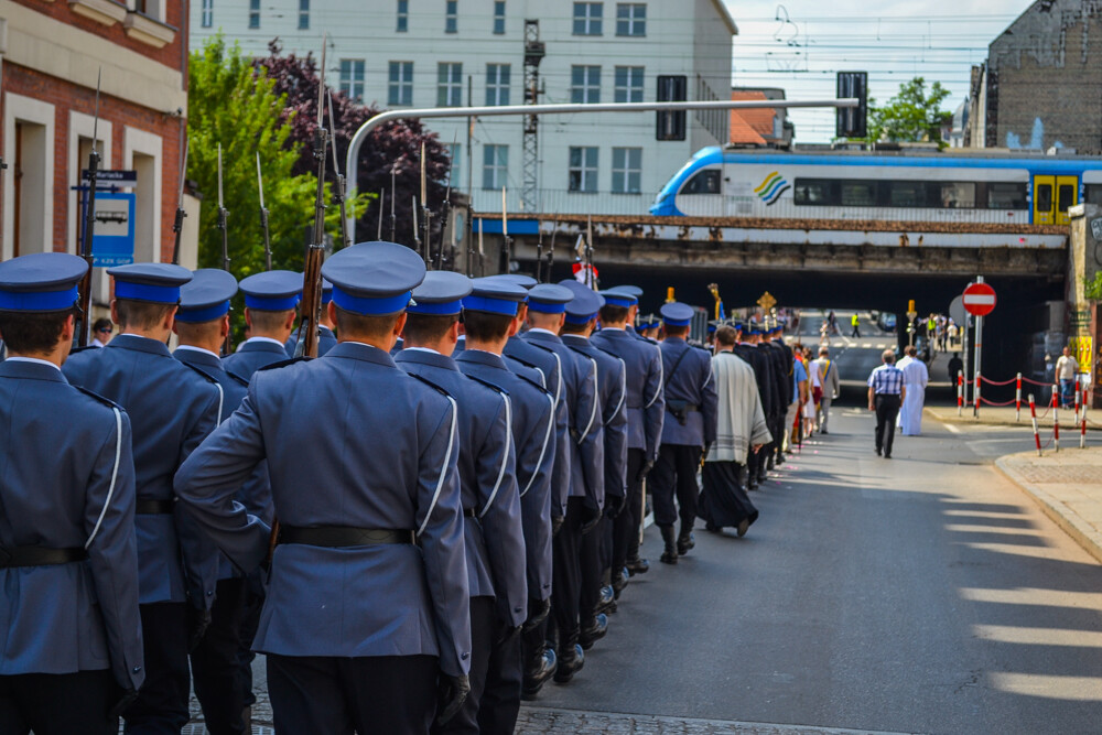 Setki ludzi przeszły dziś ulicami miasta, od kościoła Mariackiego, po Archikatedrę Chrystusa Króla w procesji Bożego Ciała. Przez chwilę towarzyszył im nasz reporter.