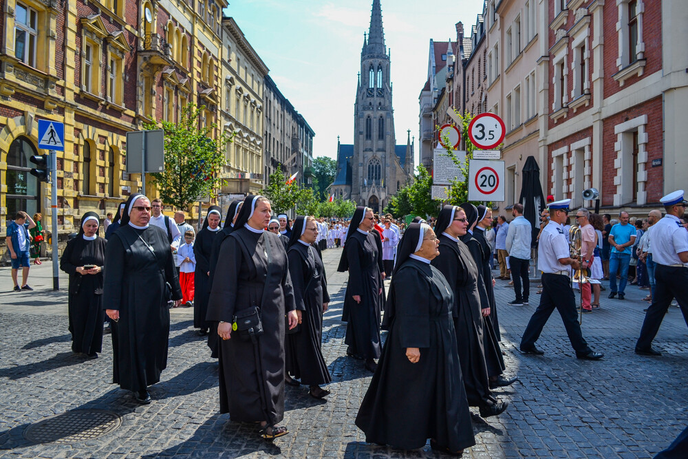 Setki ludzi przeszły dziś ulicami miasta, od kościoła Mariackiego, po Archikatedrę Chrystusa Króla w procesji Bożego Ciała. Przez chwilę towarzyszył im nasz reporter.