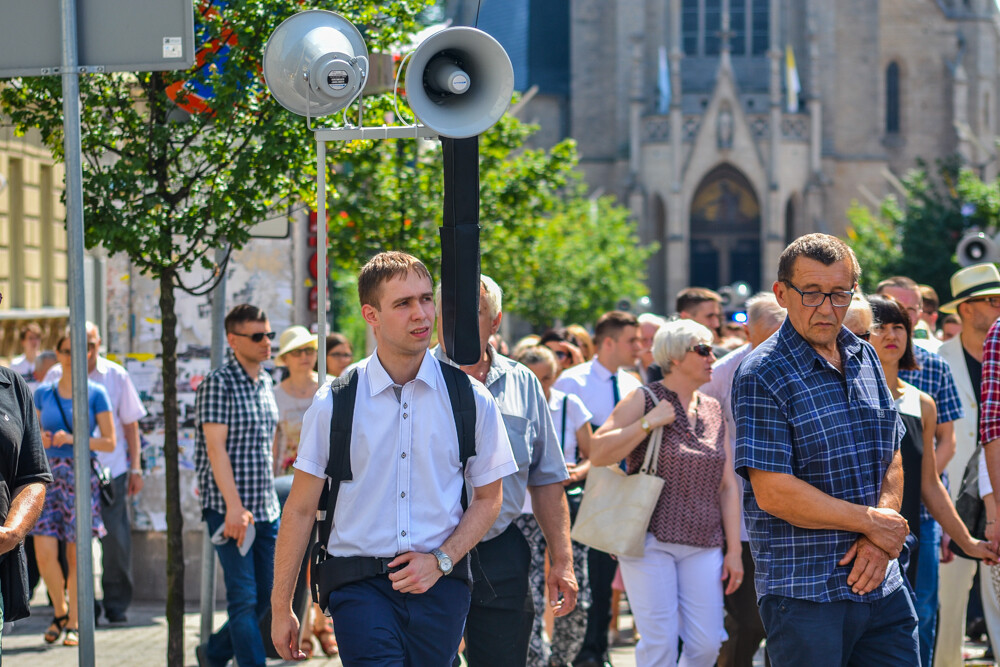 Setki ludzi przeszły dziś ulicami miasta, od kościoła Mariackiego, po Archikatedrę Chrystusa Króla w procesji Bożego Ciała. Przez chwilę towarzyszył im nasz reporter.