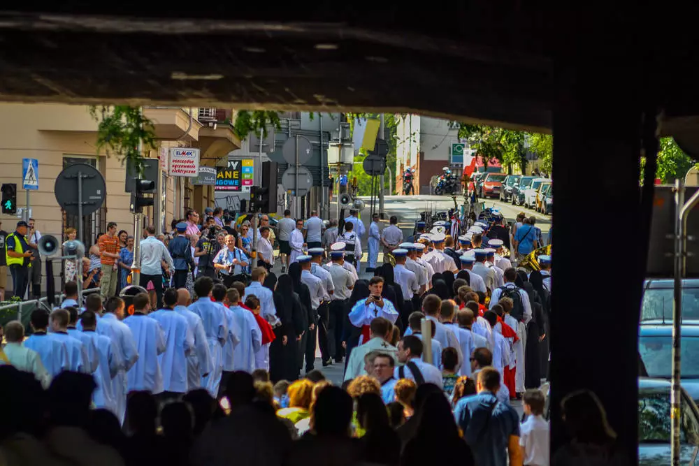 Setki ludzi przeszły dziś ulicami miasta, od kościoła Mariackiego, po Archikatedrę Chrystusa Króla w procesji Bożego Ciała. Przez chwilę towarzyszył im nasz reporter.
