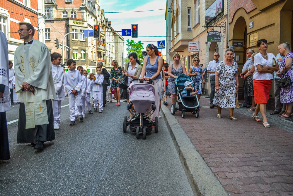 Setki ludzi przeszły dziś ulicami miasta, od kościoła Mariackiego, po Archikatedrę Chrystusa Króla w procesji Bożego Ciała. Przez chwilę towarzyszył im nasz reporter.