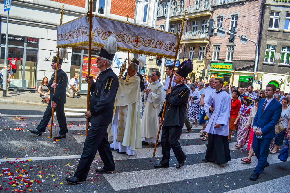Setki ludzi przeszły dziś ulicami miasta, od kościoła Mariackiego, po Archikatedrę Chrystusa Króla w procesji Bożego Ciała. Przez chwilę towarzyszył im nasz reporter.