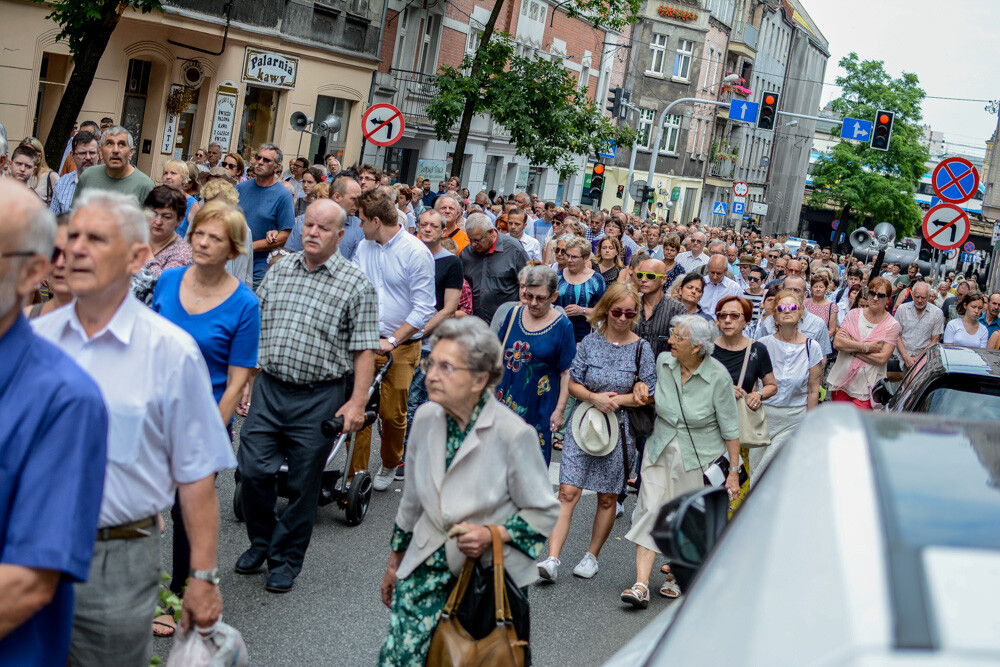 Kilkuset mieszkańców Katowic postanowiło uczestniczyć w tym wydarzeniu.