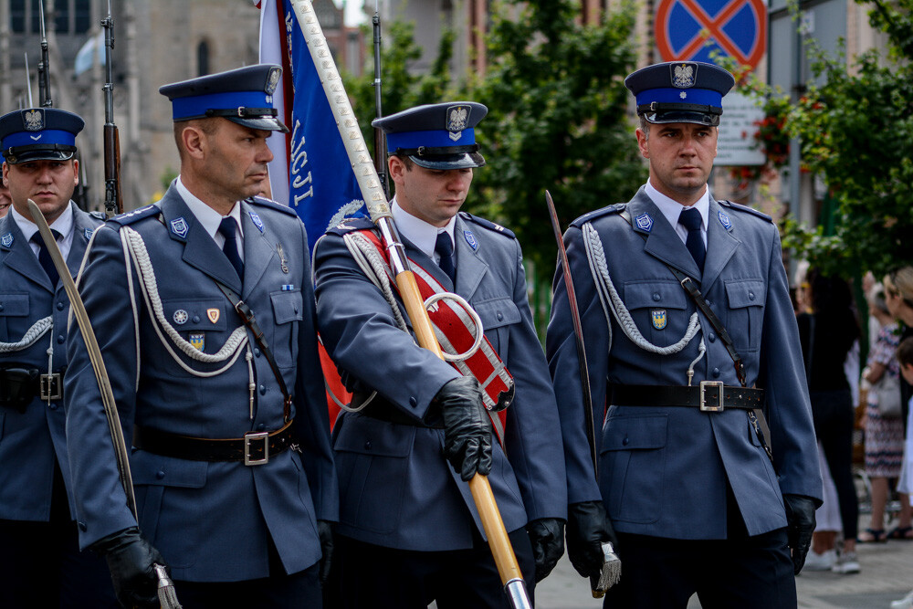 Po raz kolejny przez centrum miasta przeszła procesja z okazji Bożego Ciała. Kilkuset mieszkańców Katowic postanowiło uczestniczyć w tym wydarzeniu, na trasie towarzyszył im nasz fotoreporter.