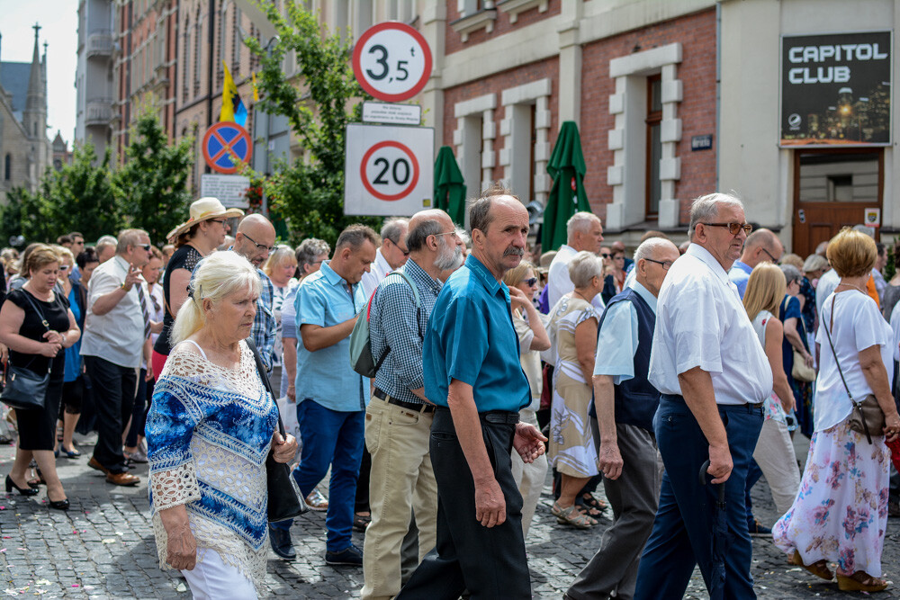 Po raz kolejny przez centrum miasta przeszła procesja z okazji Bożego Ciała. Kilkuset mieszkańców Katowic postanowiło uczestniczyć w tym wydarzeniu, na trasie towarzyszył im nasz fotoreporter.