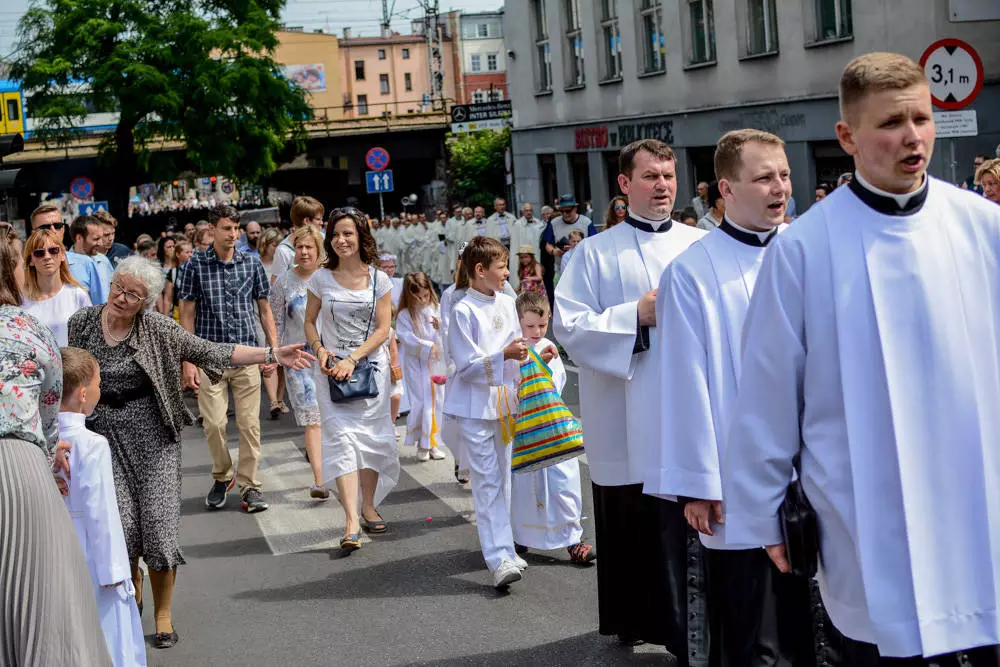 Po raz kolejny przez centrum miasta przeszła procesja z okazji Bożego Ciała. Kilkuset mieszkańców Katowic postanowiło uczestniczyć w tym wydarzeniu, na trasie towarzyszył im nasz fotoreporter.