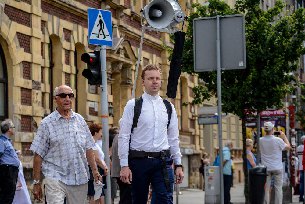 Po raz kolejny przez centrum miasta przeszła procesja z okazji Bożego Ciała. Kilkuset mieszkańców Katowic postanowiło uczestniczyć w tym wydarzeniu, na trasie towarzyszył im nasz fotoreporter.