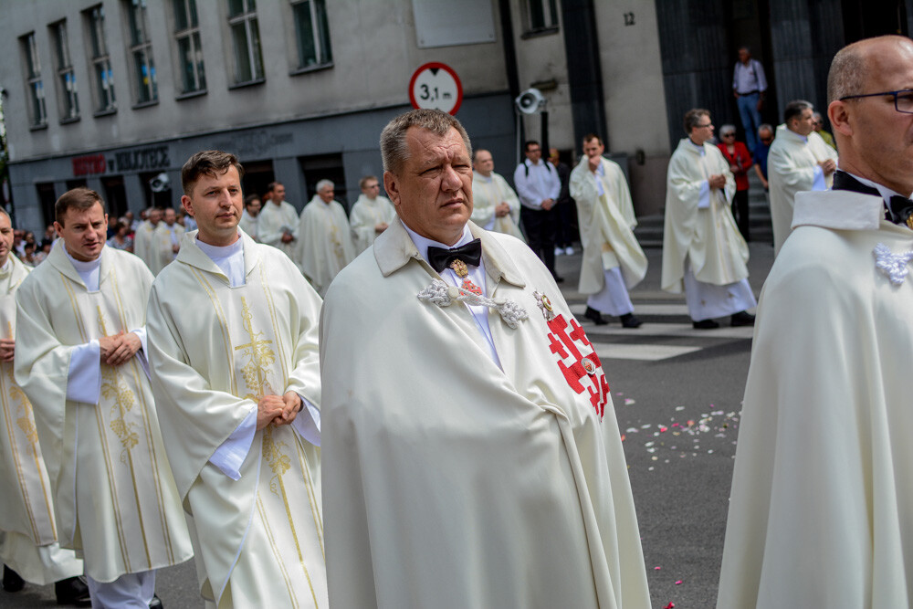 Po raz kolejny przez centrum miasta przeszła procesja z okazji Bożego Ciała. Kilkuset mieszkańców Katowic postanowiło uczestniczyć w tym wydarzeniu, na trasie towarzyszył im nasz fotoreporter.