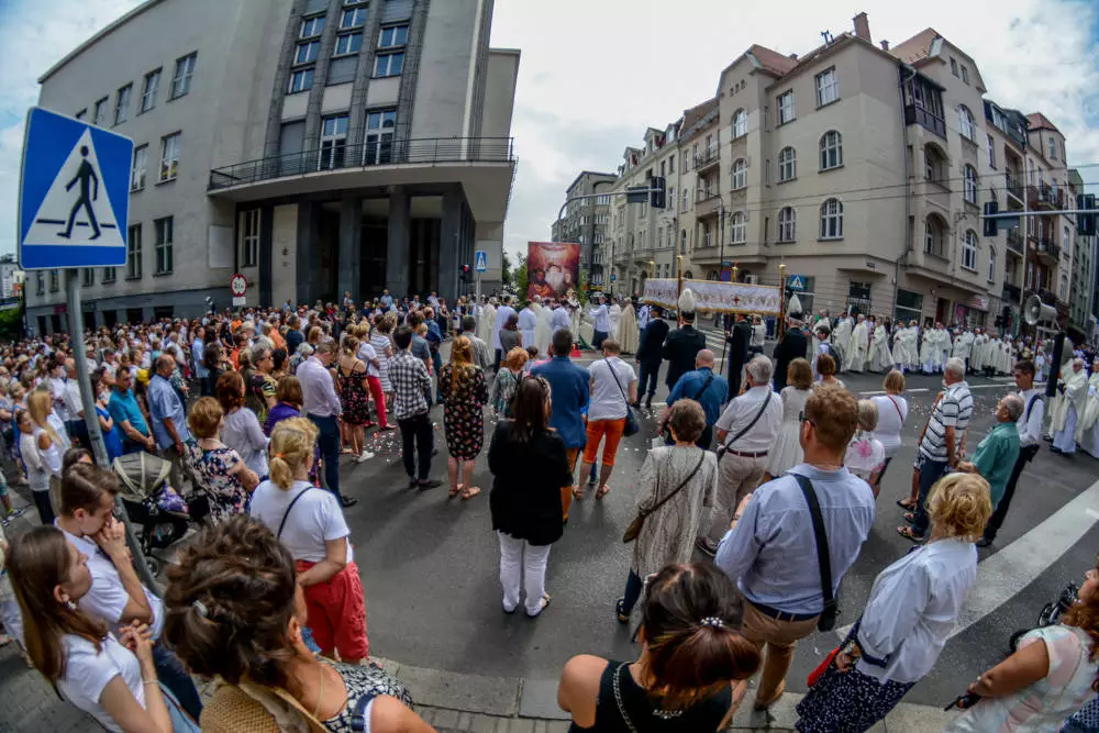 Po raz kolejny przez centrum miasta przeszła procesja z okazji Bożego Ciała. Kilkuset mieszkańców Katowic postanowiło uczestniczyć w tym wydarzeniu, na trasie towarzyszył im nasz fotoreporter.