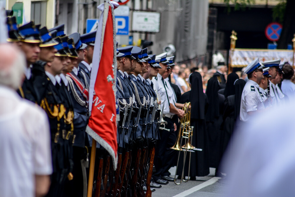 Po raz kolejny przez centrum miasta przeszła procesja z okazji Bożego Ciała. Kilkuset mieszkańców Katowic postanowiło uczestniczyć w tym wydarzeniu, na trasie towarzyszył im nasz fotoreporter.