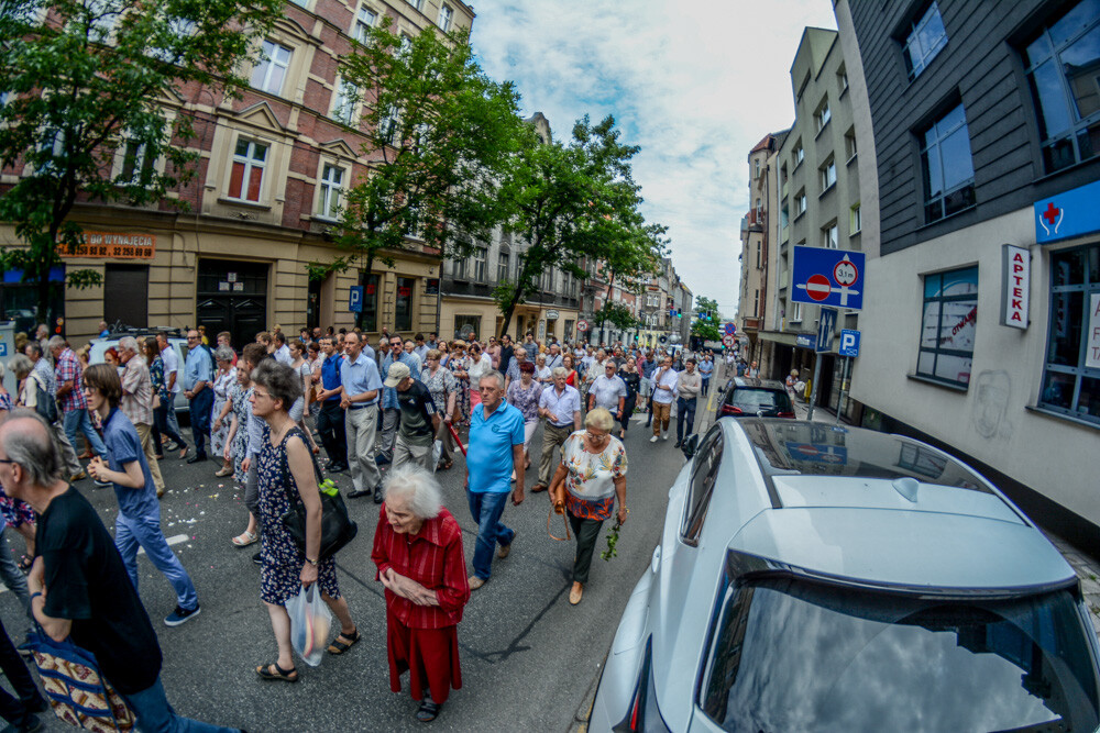 Po raz kolejny przez centrum miasta przeszła procesja z okazji Bożego Ciała. Kilkuset mieszkańców Katowic postanowiło uczestniczyć w tym wydarzeniu, na trasie towarzyszył im nasz fotoreporter.