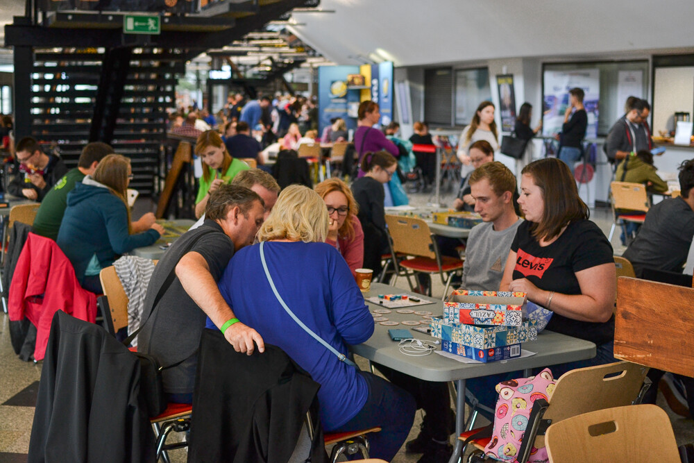 Od wczoraj na antresoli Spodka setki osób zmagają się w planszówkowych rozgrywkach. Do wyboru masa pozycji, a są jeszcze wolne stoliki! Byliśmy, zoba co jest!