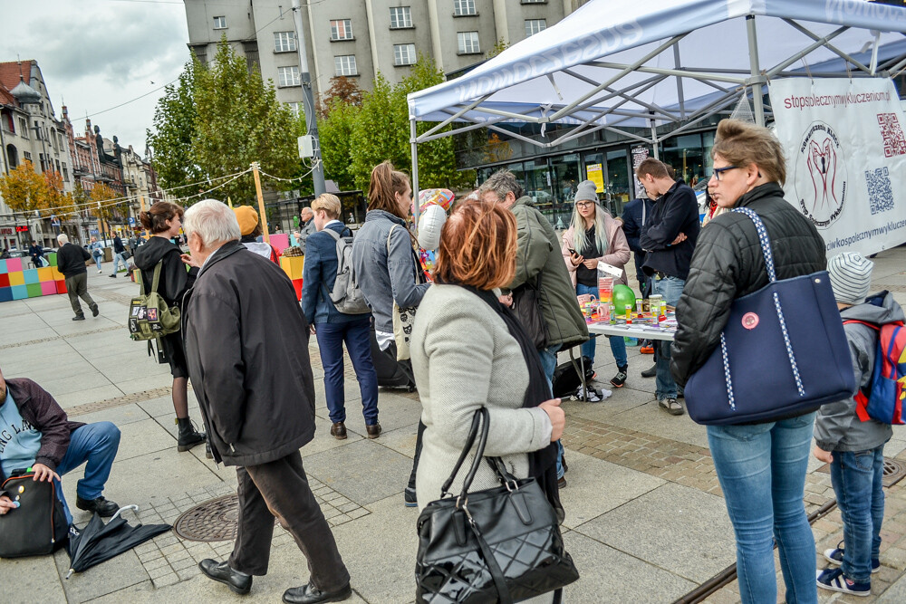 W Katowicach odbył się w piątek pierwszy Coming Out Day, było tęczowo, było kolorowo, pozytywnie i tanecznie. Byliśmy tam i my!