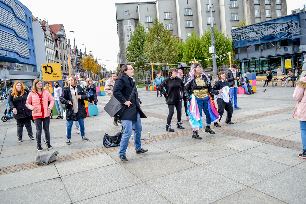 W Katowicach odbył się w piątek pierwszy Coming Out Day, było tęczowo, było kolorowo, pozytywnie i tanecznie. Byliśmy tam i my!