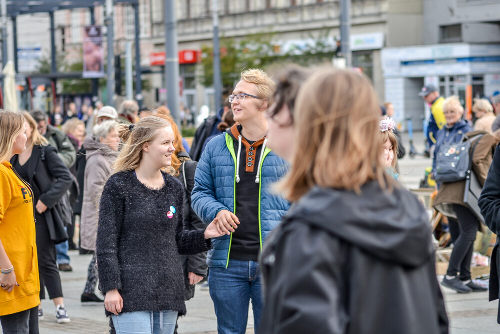 W Katowicach odbył się w piątek pierwszy Coming Out Day, było tęczowo, było kolorowo, pozytywnie i tanecznie. Byliśmy tam i my!