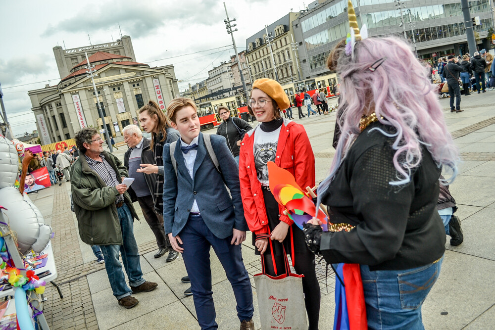 W Katowicach odbył się w piątek pierwszy Coming Out Day, było tęczowo, było kolorowo, pozytywnie i tanecznie. Byliśmy tam i my!