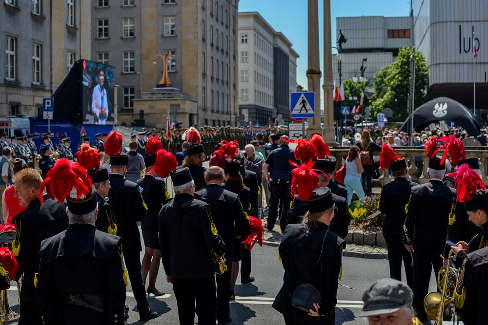 Na placu Sejmu Śląskiego pojawiły się wczoraj czołgi, wyrzutnie rakiet, radiowozy, baterie dział i tłumy ludzi, chętnych by podziwiać piknik militarny z udziałem polskich służb mundurowych. Pogoda dopisała, frekwencja nie zawiodła, orkiestra zagrała, a oficjele mieli okazję do przemówień.