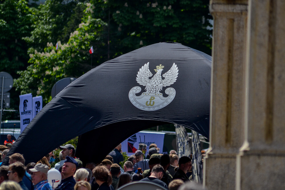 Na placu Sejmu Śląskiego pojawiły się wczoraj czołgi, wyrzutnie rakiet, radiowozy, baterie dział i tłumy ludzi, chętnych by podziwiać piknik militarny z udziałem polskich służb mundurowych. Pogoda dopisała, frekwencja nie zawiodła, orkiestra zagrała, a oficjele mieli okazję do przemówień.