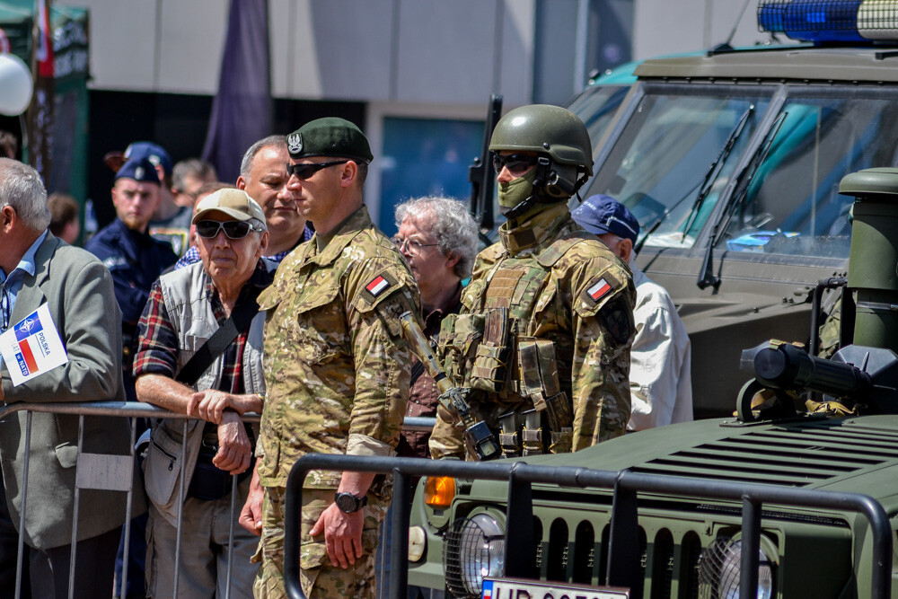 Na placu Sejmu Śląskiego pojawiły się wczoraj czołgi, wyrzutnie rakiet, radiowozy, baterie dział i tłumy ludzi, chętnych by podziwiać piknik militarny z udziałem polskich służb mundurowych. Pogoda dopisała, frekwencja nie zawiodła, orkiestra zagrała, a oficjele mieli okazję do przemówień.