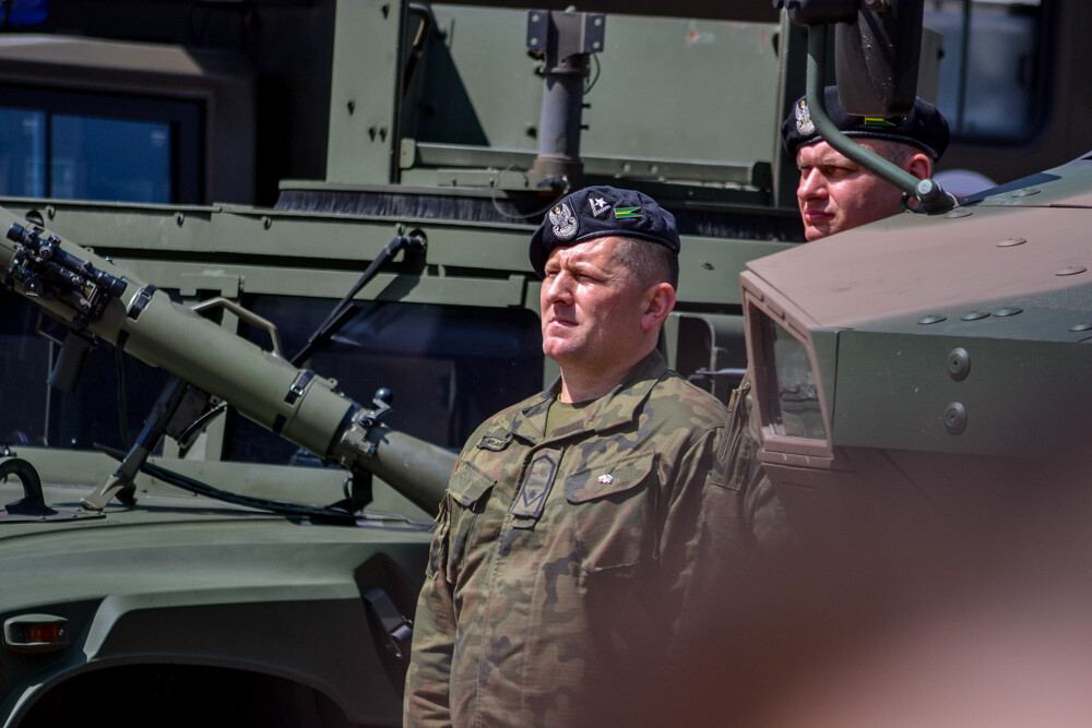 Na placu Sejmu Śląskiego pojawiły się wczoraj czołgi, wyrzutnie rakiet, radiowozy, baterie dział i tłumy ludzi, chętnych by podziwiać piknik militarny z udziałem polskich służb mundurowych. Pogoda dopisała, frekwencja nie zawiodła, orkiestra zagrała, a oficjele mieli okazję do przemówień.