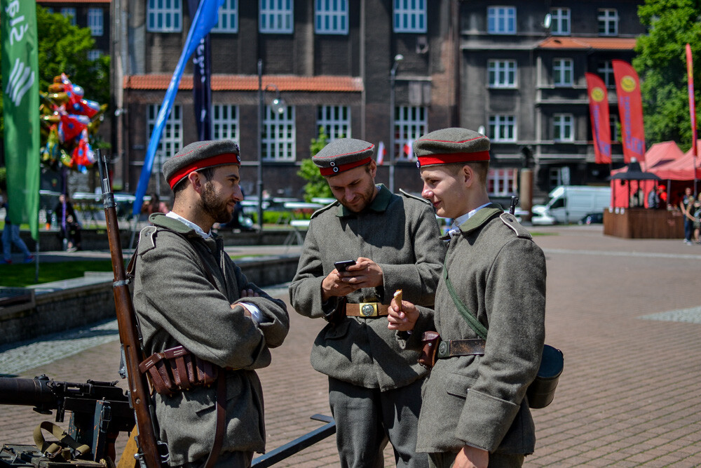 Na placu Sejmu Śląskiego pojawiły się wczoraj czołgi, wyrzutnie rakiet, radiowozy, baterie dział i tłumy ludzi, chętnych by podziwiać piknik militarny z udziałem polskich służb mundurowych. Pogoda dopisała, frekwencja nie zawiodła, orkiestra zagrała, a oficjele mieli okazję do przemówień.