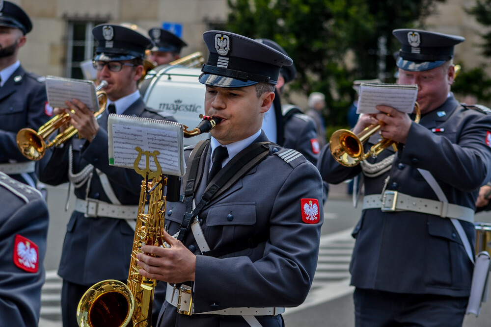 Na placu Sejmu Śląskiego pojawiły się wczoraj czołgi, wyrzutnie rakiet, radiowozy, baterie dział i tłumy ludzi, chętnych by podziwiać piknik militarny z udziałem polskich służb mundurowych. Pogoda dopisała, frekwencja nie zawiodła, orkiestra zagrała, a oficjele mieli okazję do przemówień.